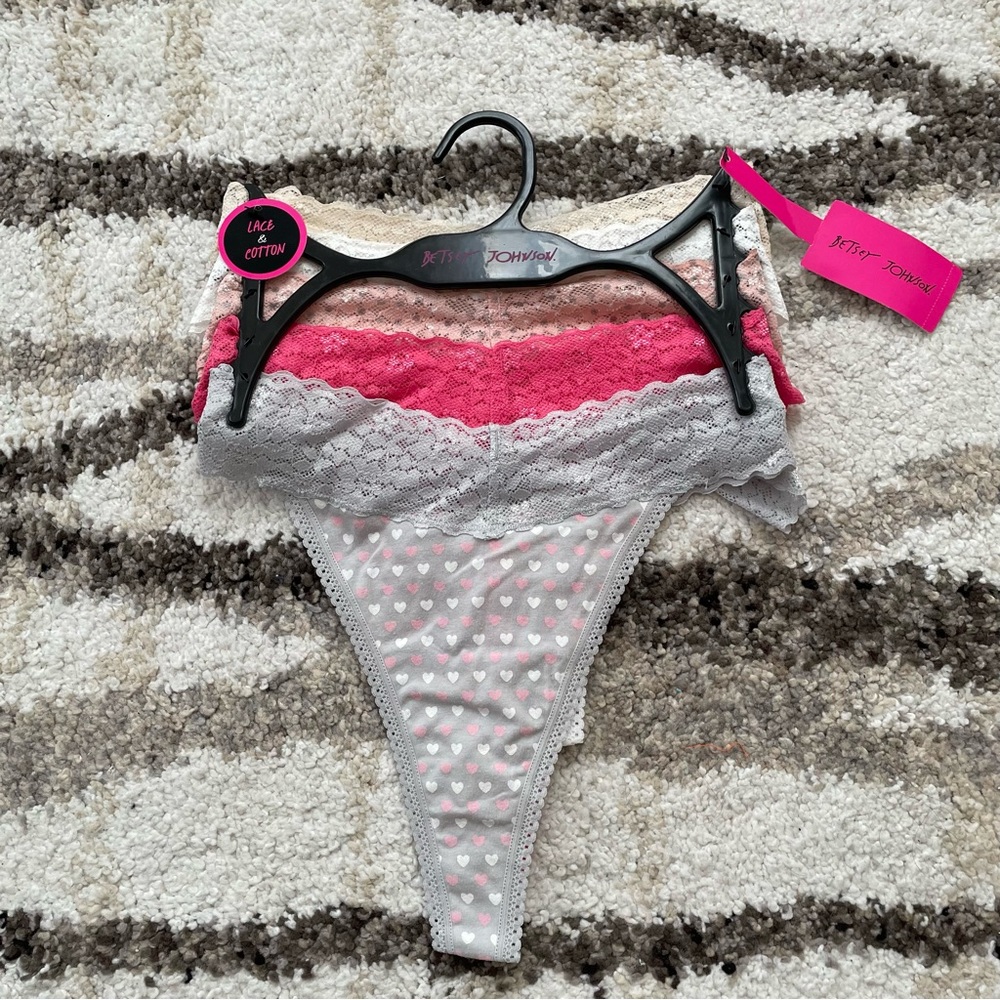 Betsy Johnson Mixed Fabric 5 Pack Thongs